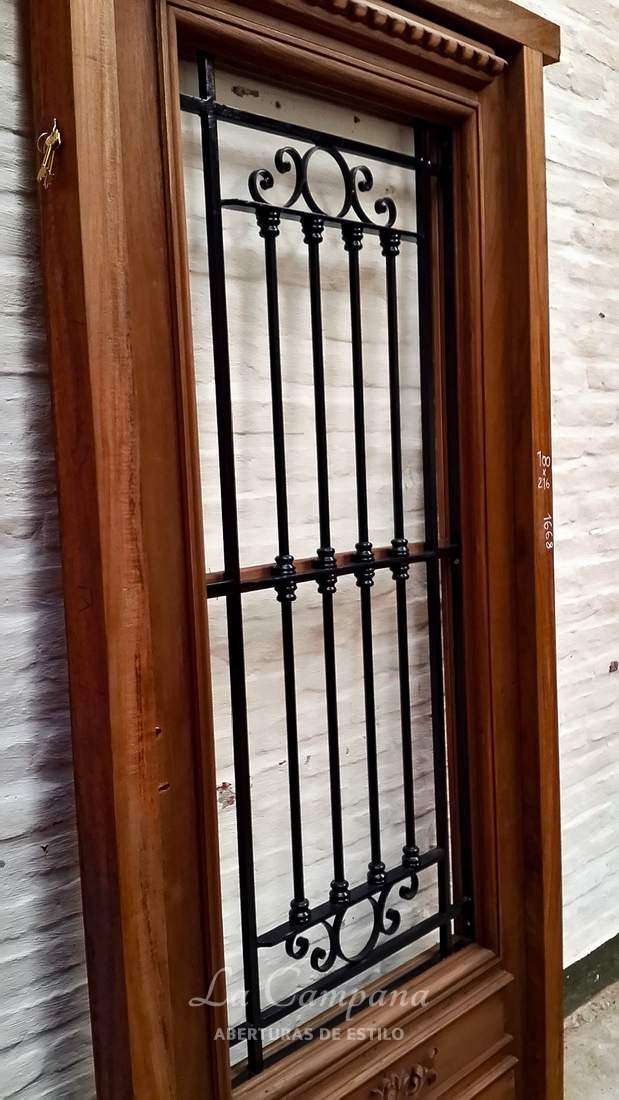 Puerta en cedro con reja